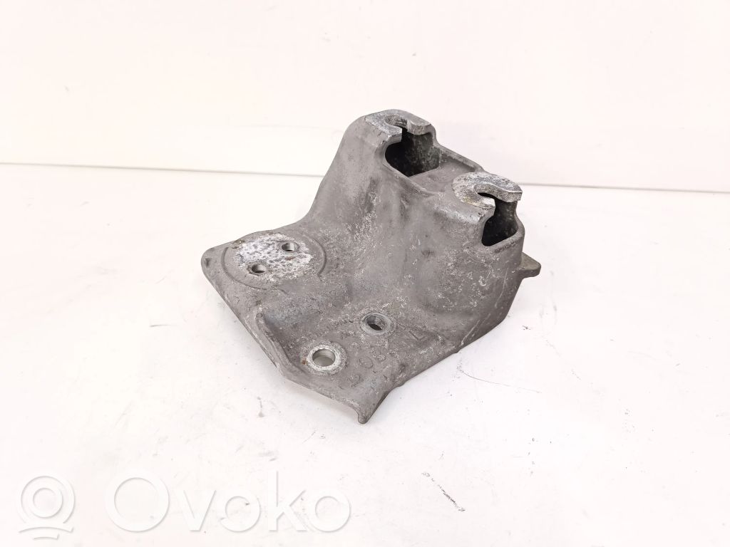 Engine mounting bracket