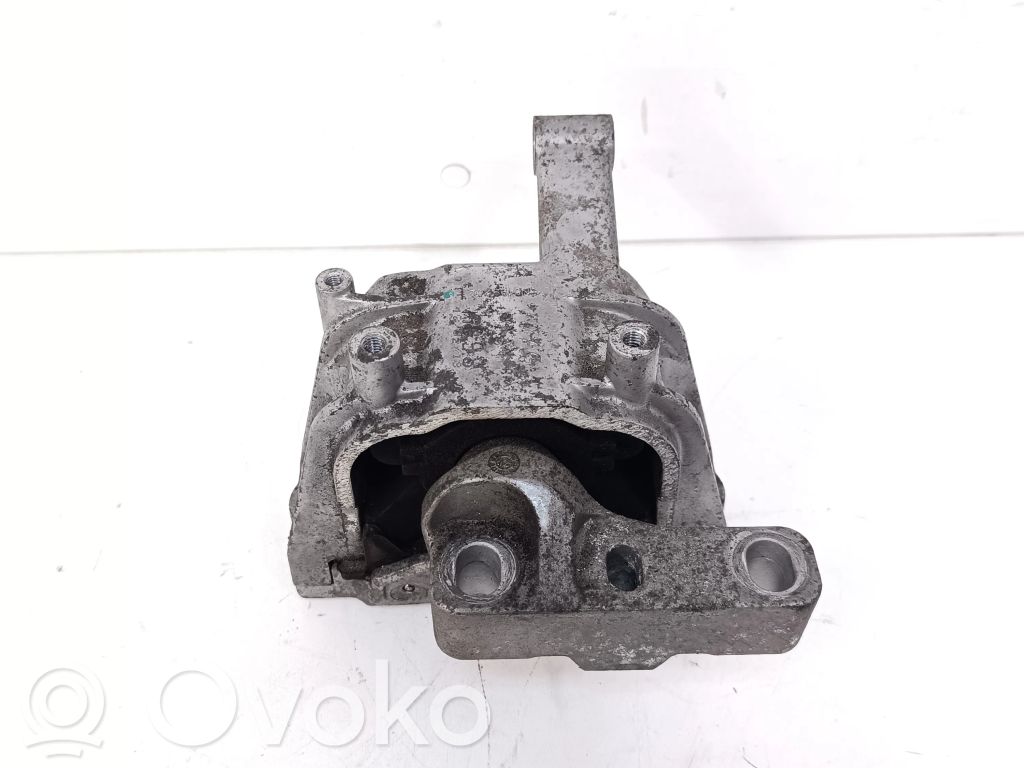 Volkswagen Tiguan Engine mount bracket 