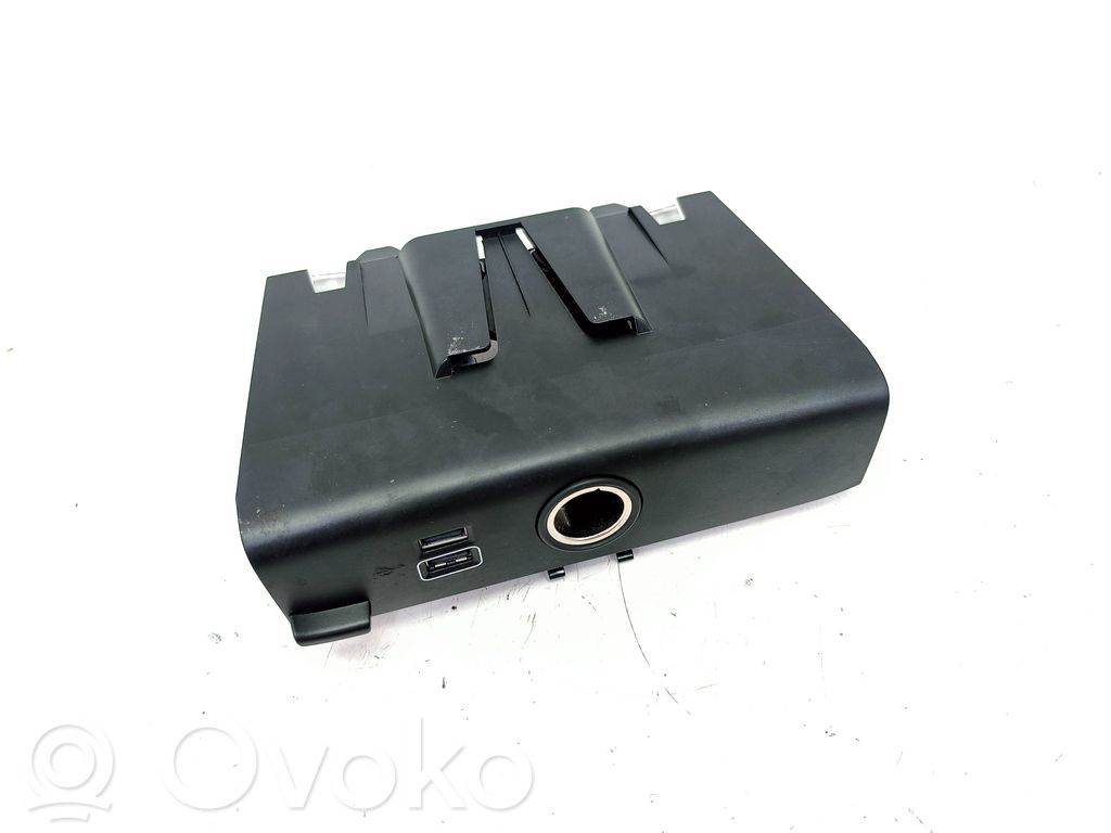 Volvo XC40 USB socket connector 