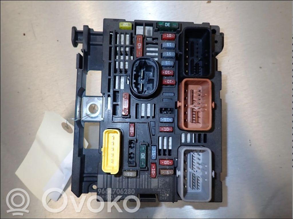 Peugeot 308 Fuse module 