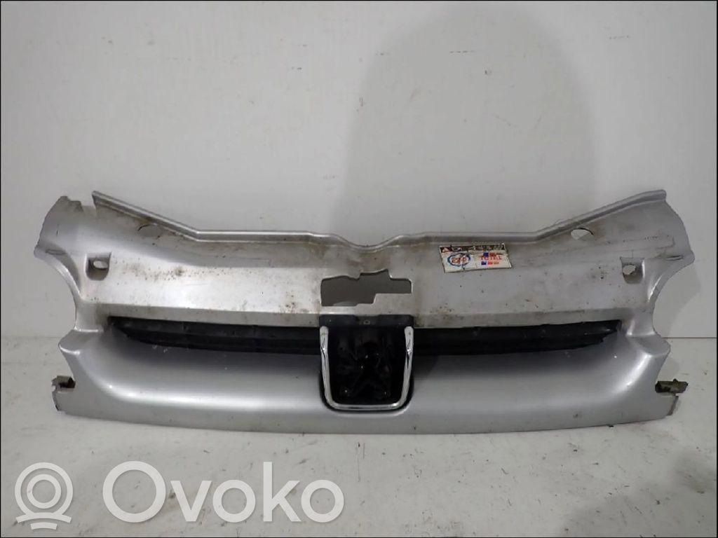Peugeot Partner Etupuskurin ylempi jäähdytinsäleikkö 