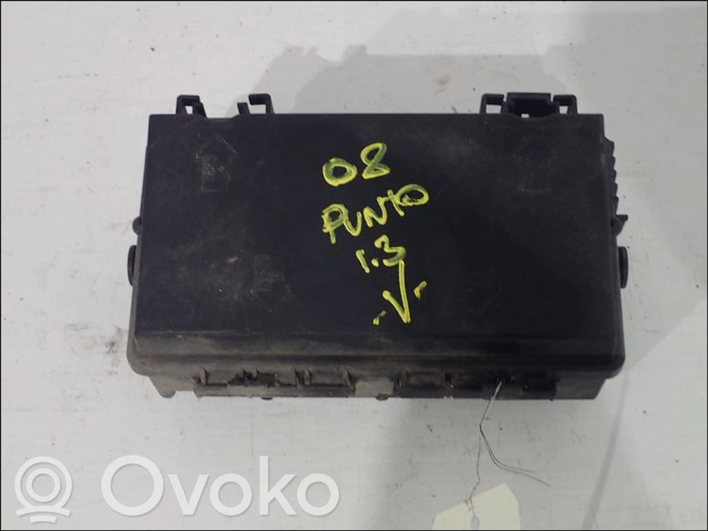 Fiat Grande Punto Ramka / Moduł bezpieczników 
