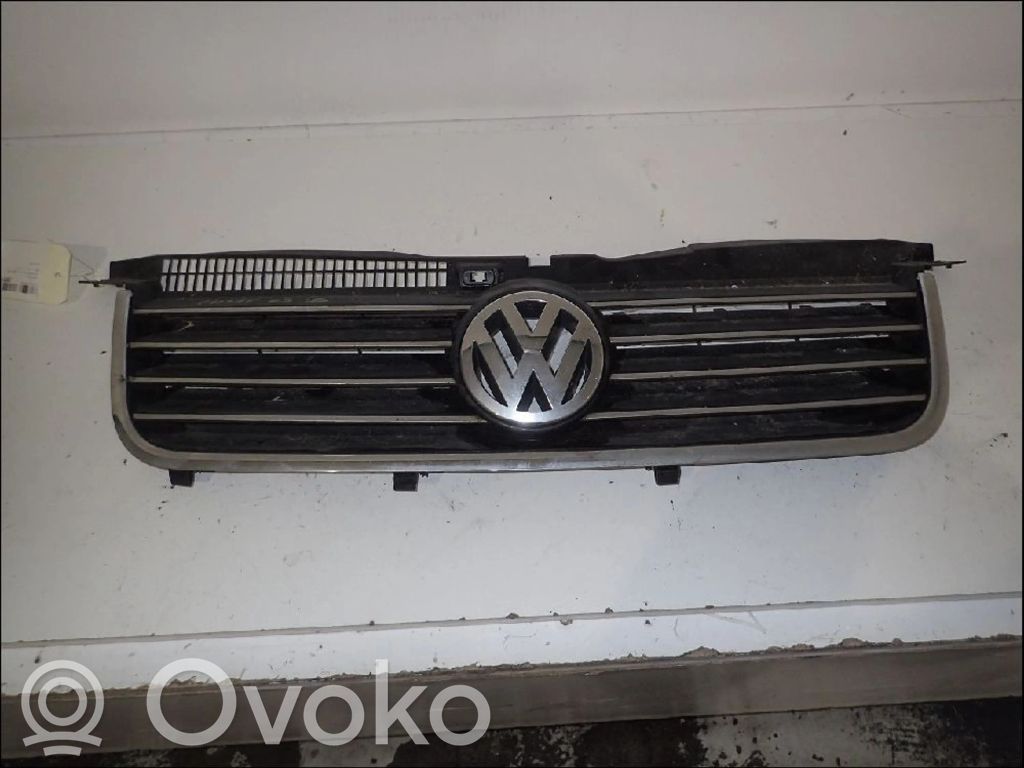 Volkswagen PASSAT B5.5 Maskownica / Grill / Atrapa górna chłodnicy 