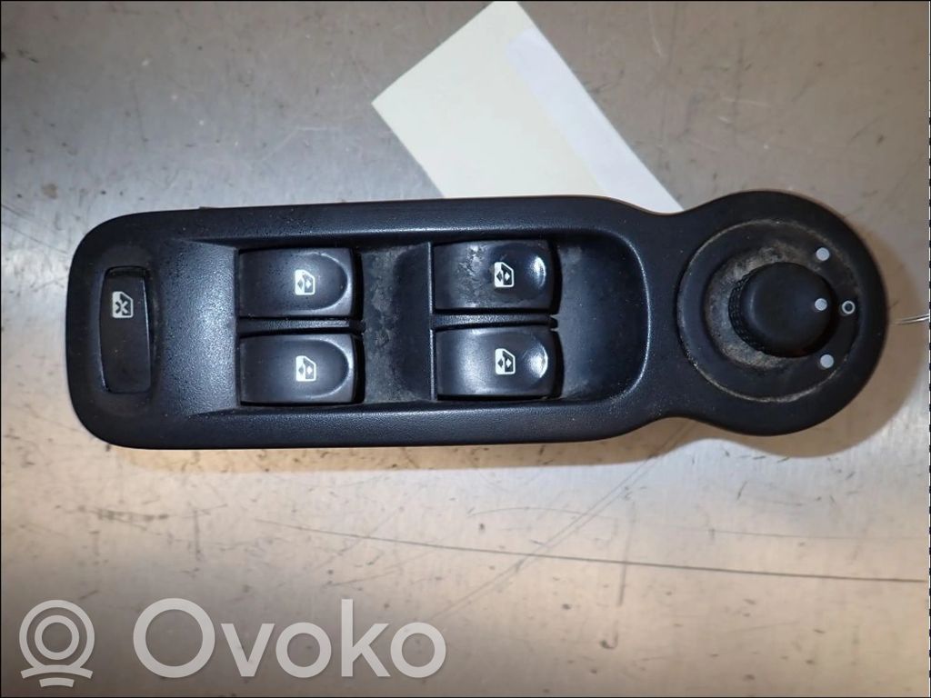 Interruptor del elevalunas eléctrico   8200214939