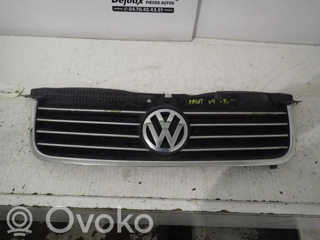 Volkswagen PASSAT B5.5 Maskownica / Grill / Atrapa górna chłodnicy 