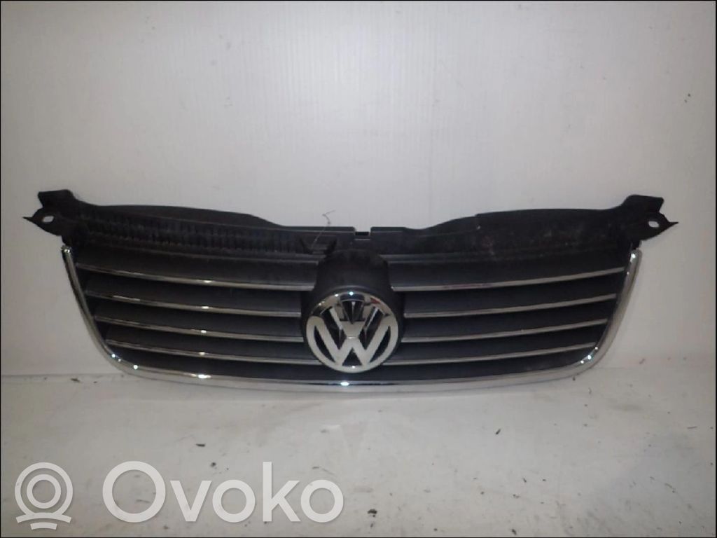 Volkswagen PASSAT B5.5 Maskownica / Grill / Atrapa górna chłodnicy 