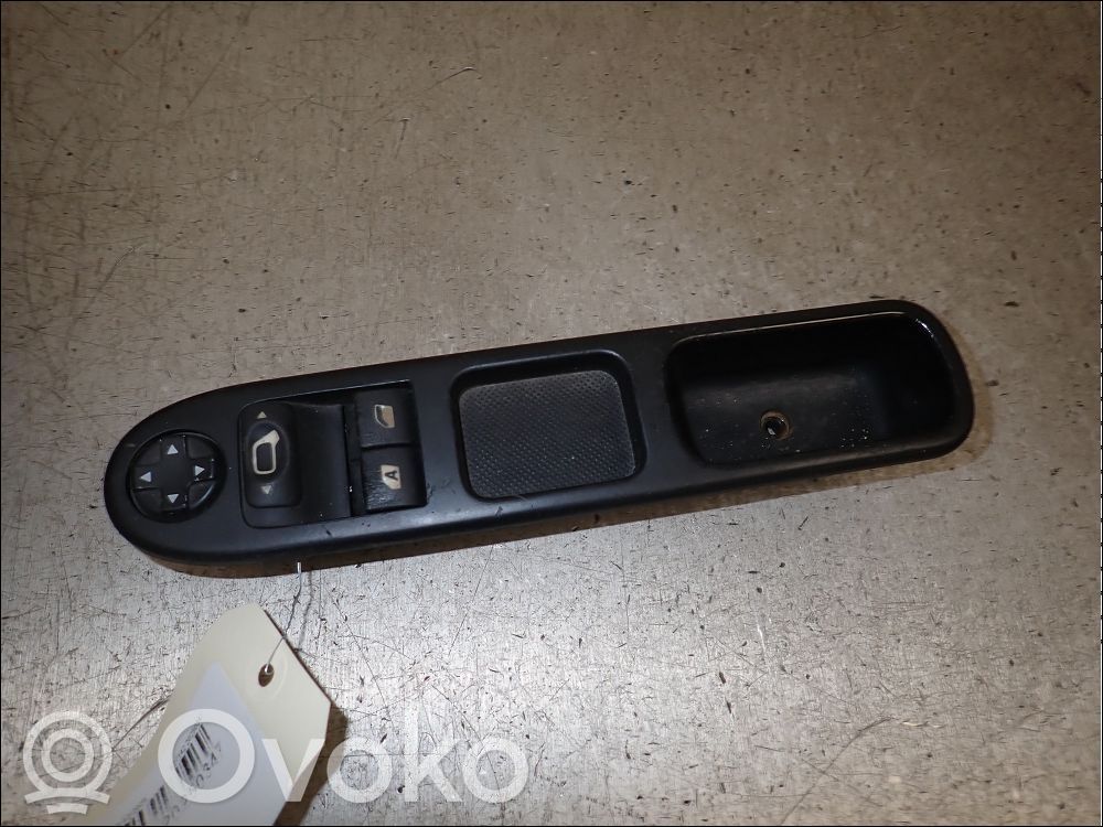 Peugeot 207 Electric window control switch 
