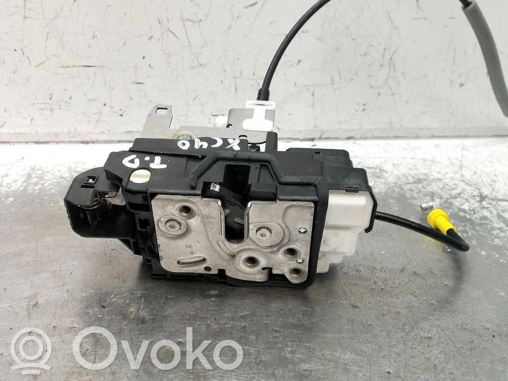 Volvo XC40 Silniczek dociągania drzwi tylnych 