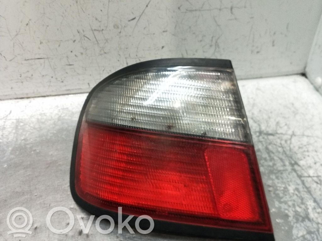 Nissan Primera Aizmugurējais lukturis virsbūvē 