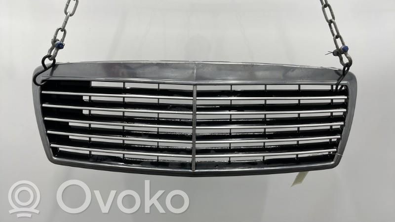 Mercedes-Benz E W210 Grilă față