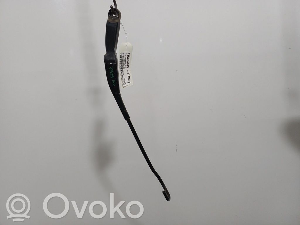 Front wiper blade arm