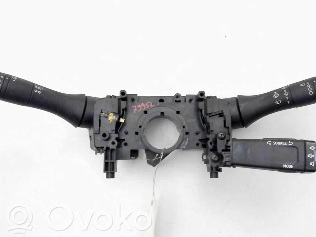 Renault Trafic III (X82) Pyyhkimen/suuntavilkun vipukytkin 