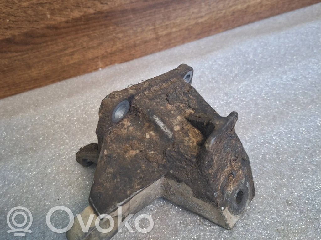 Gearbox mounting bracket