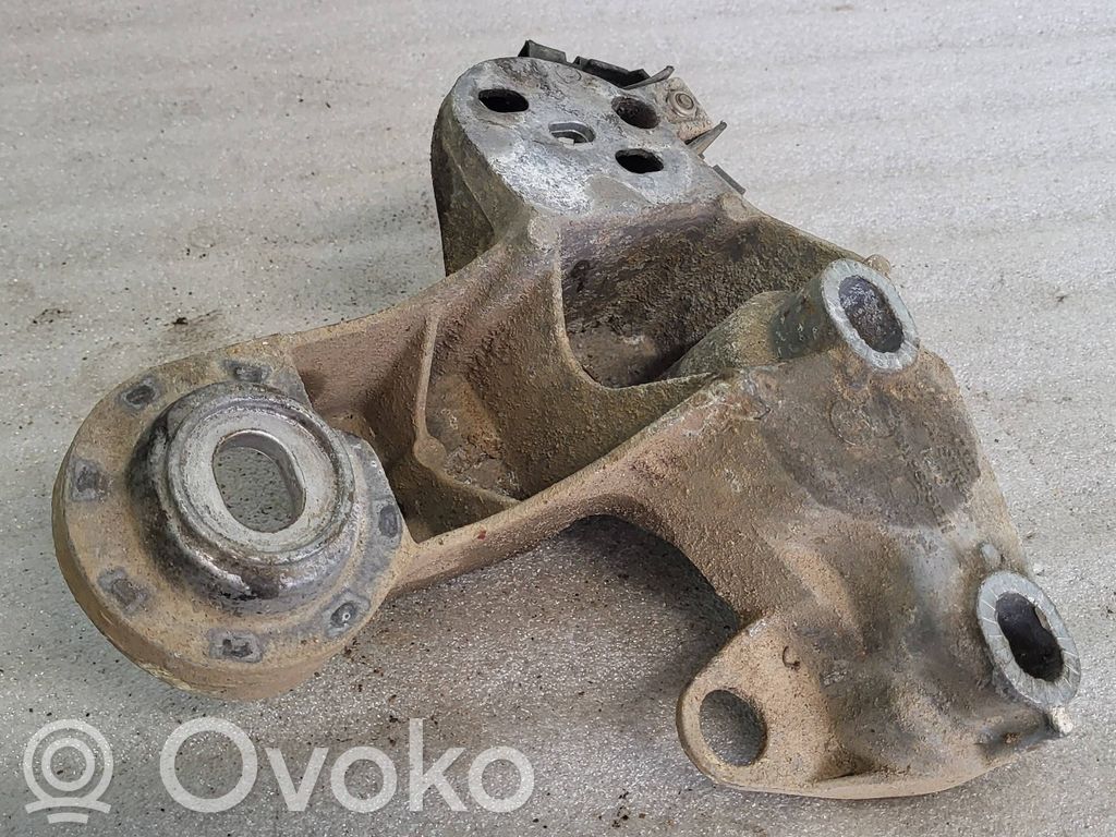 Audi A4 S4 B5 8D Engine mounting bracket 
