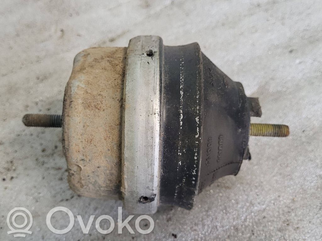 Audi A4 S4 B5 8D Engine mount bracket 