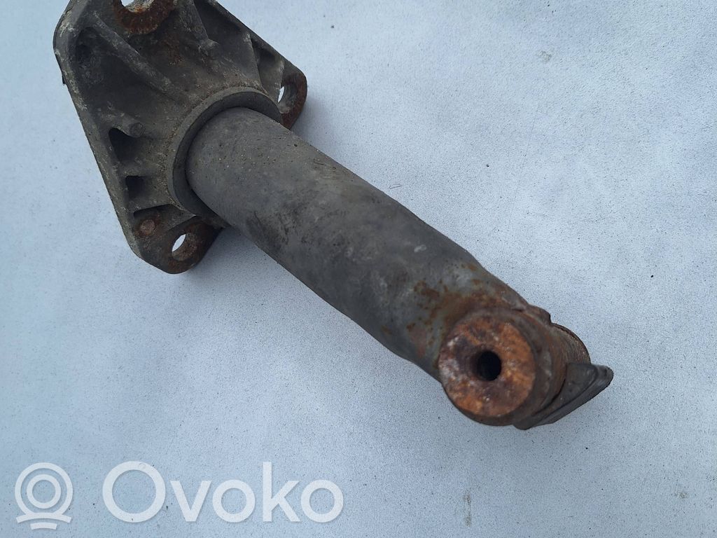 Front bumper mounting bracket