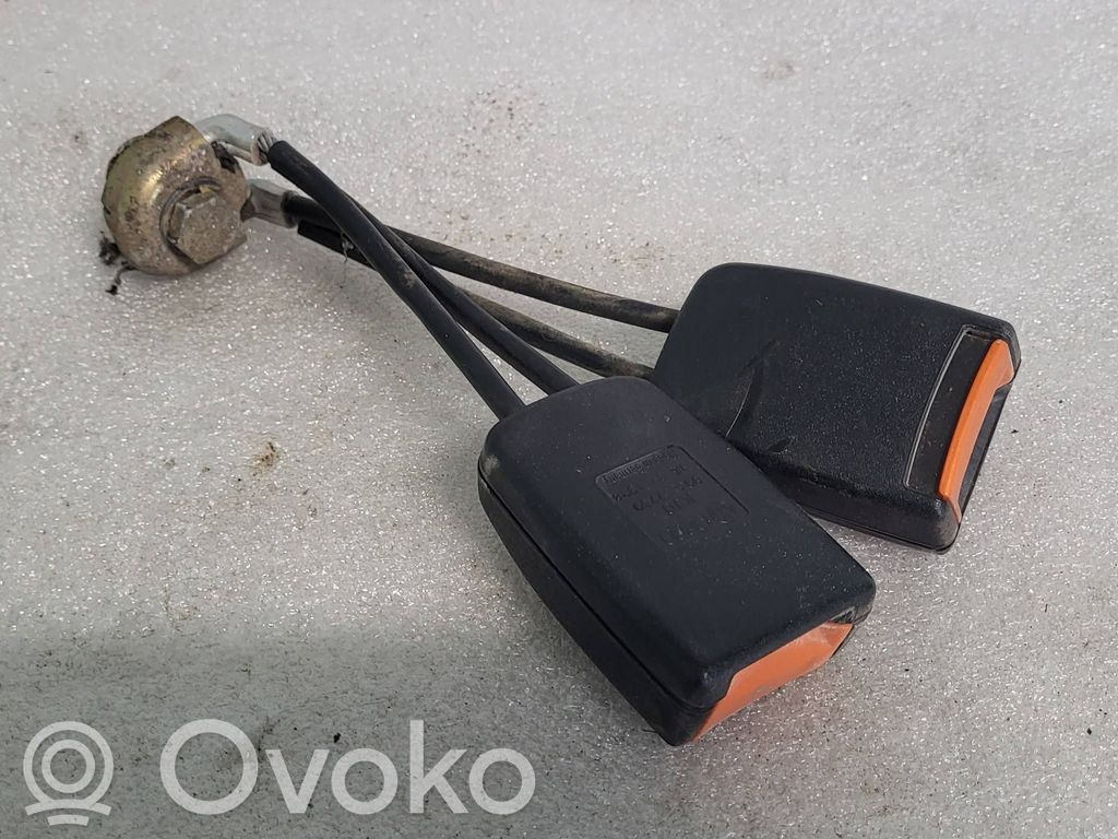 Audi 80 90 B3 Klamra środkowego pasa bezpieczeństwa fotela tylnego 