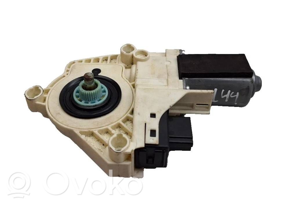 Silnik regulatora szyby drzwi przednich   8T0959801A