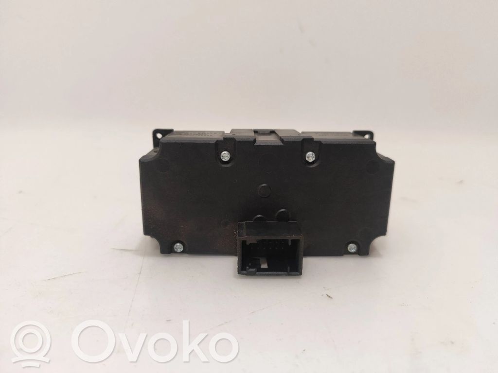Light switch   6988561,3361100100,33296401,3007021016896,913557801