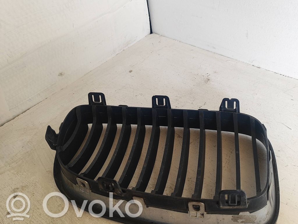 BMW 1 E81 E87 Augšējais režģis 