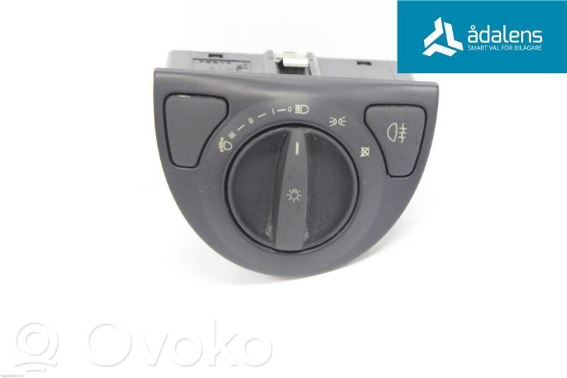 Light switch   G12786134