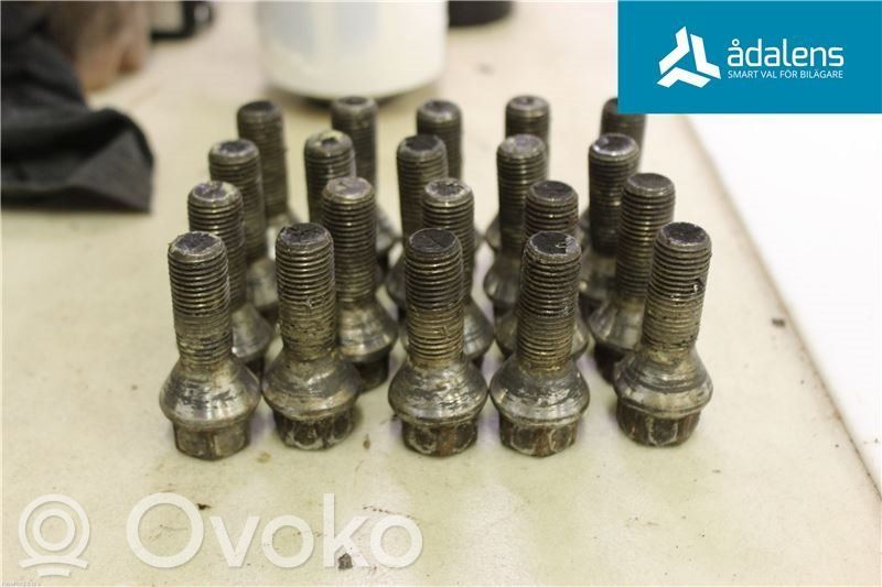 Volvo XC70 Tuercas/tornillos 