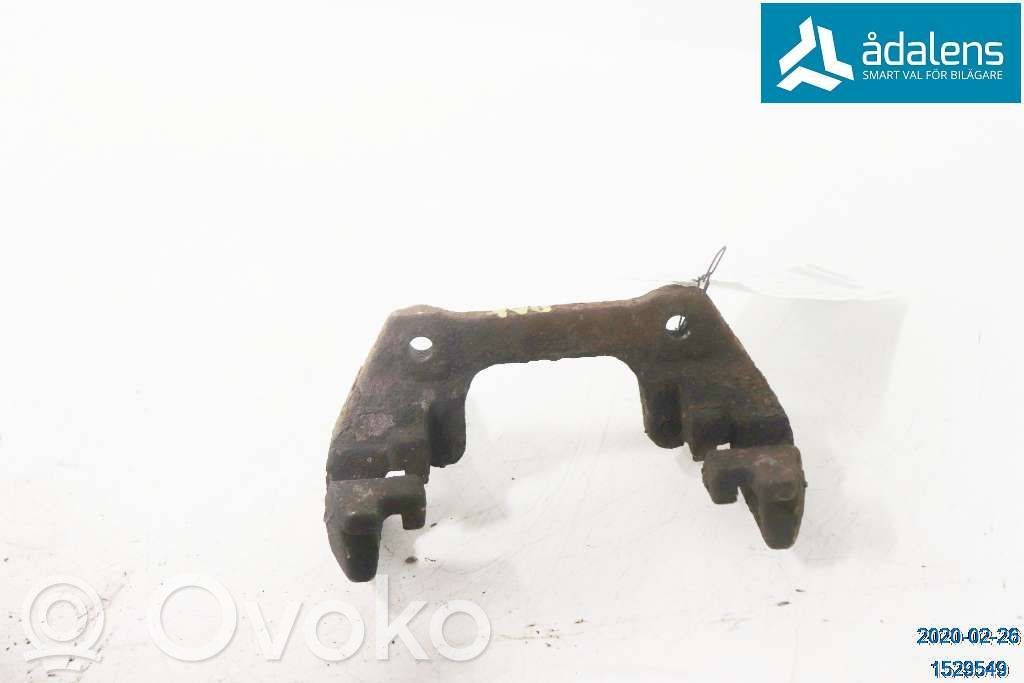 Volvo V70 Jarrusatulan tyynyn pidike takana 