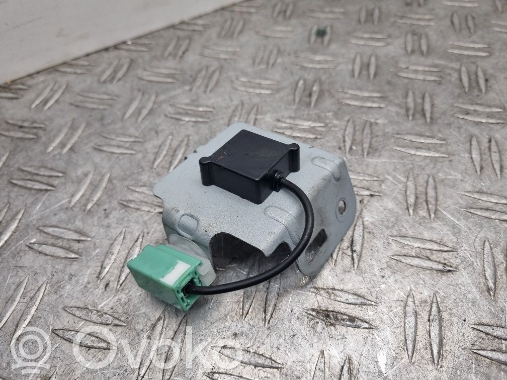 Mazda CX-7 GPS-pystyantenni 