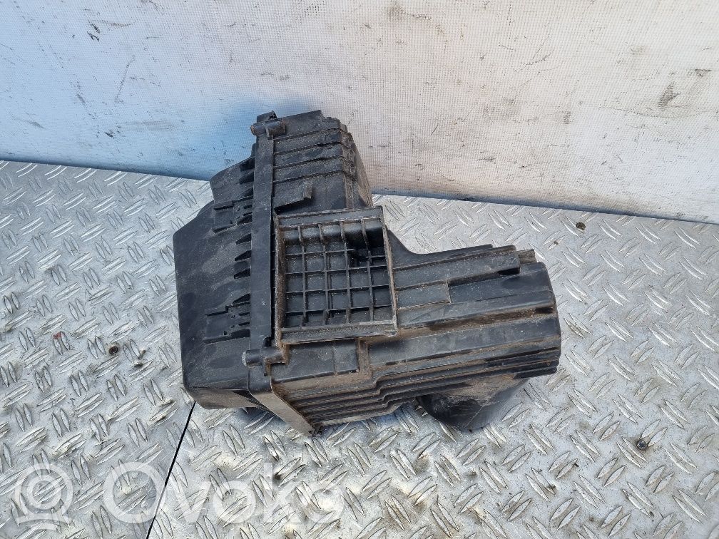 Peugeot 407 Air filter box 