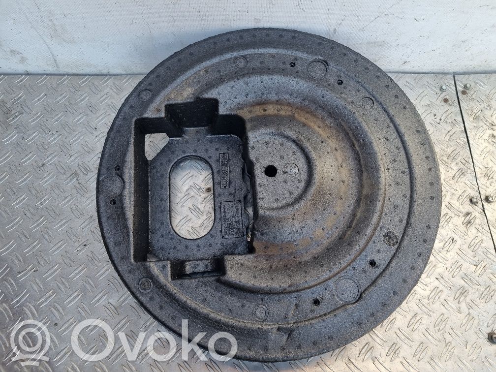 Volvo V70 Spare wheel mounting bracket 