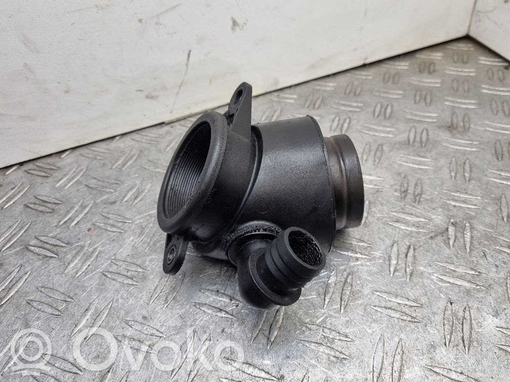 Audi Q7 4L Turboahtimen ilmanoton letku 