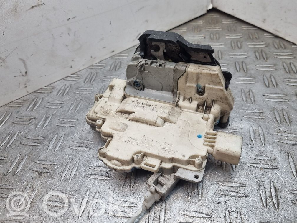 Audi A4 S4 B7 8E 8H Takaoven lukko 