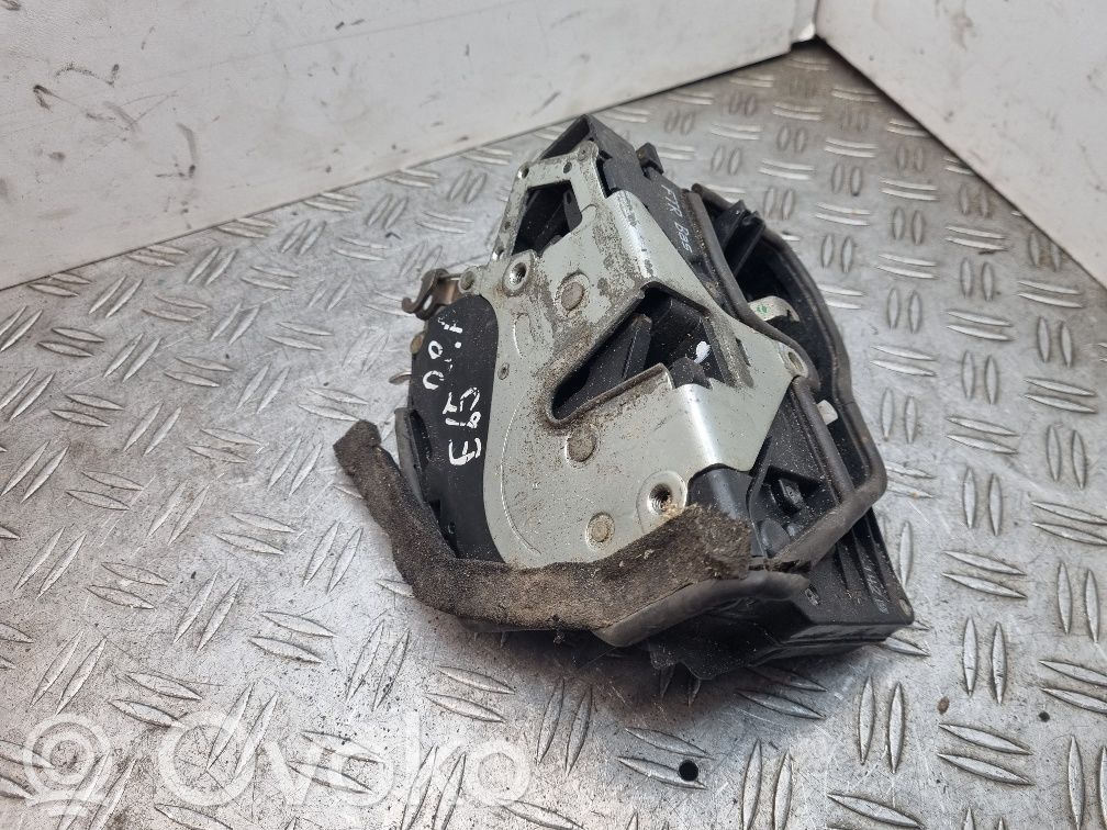 BMW 7 E65 E66 Priekšpusē slēdzene 