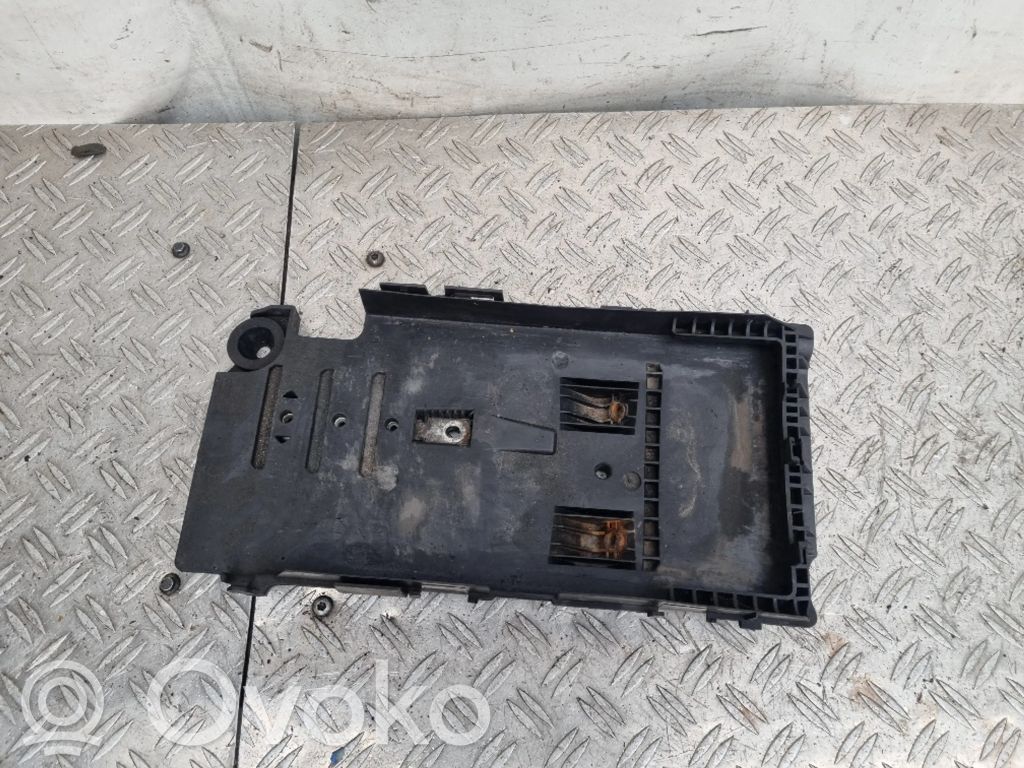 Ford Mondeo MK IV Akumulatora nostiprināšanas pamatne 