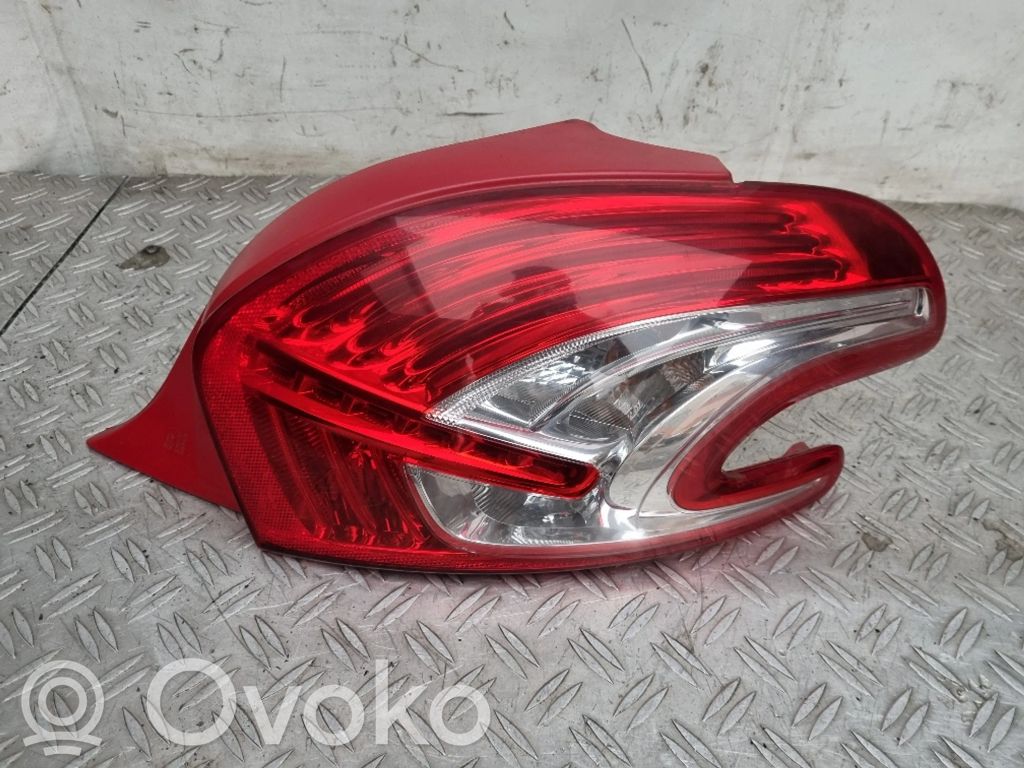 Peugeot 208 I Aizmugurējais lukturis virsbūvē 