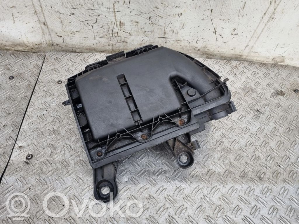 Peugeot 5008 Air filter box 