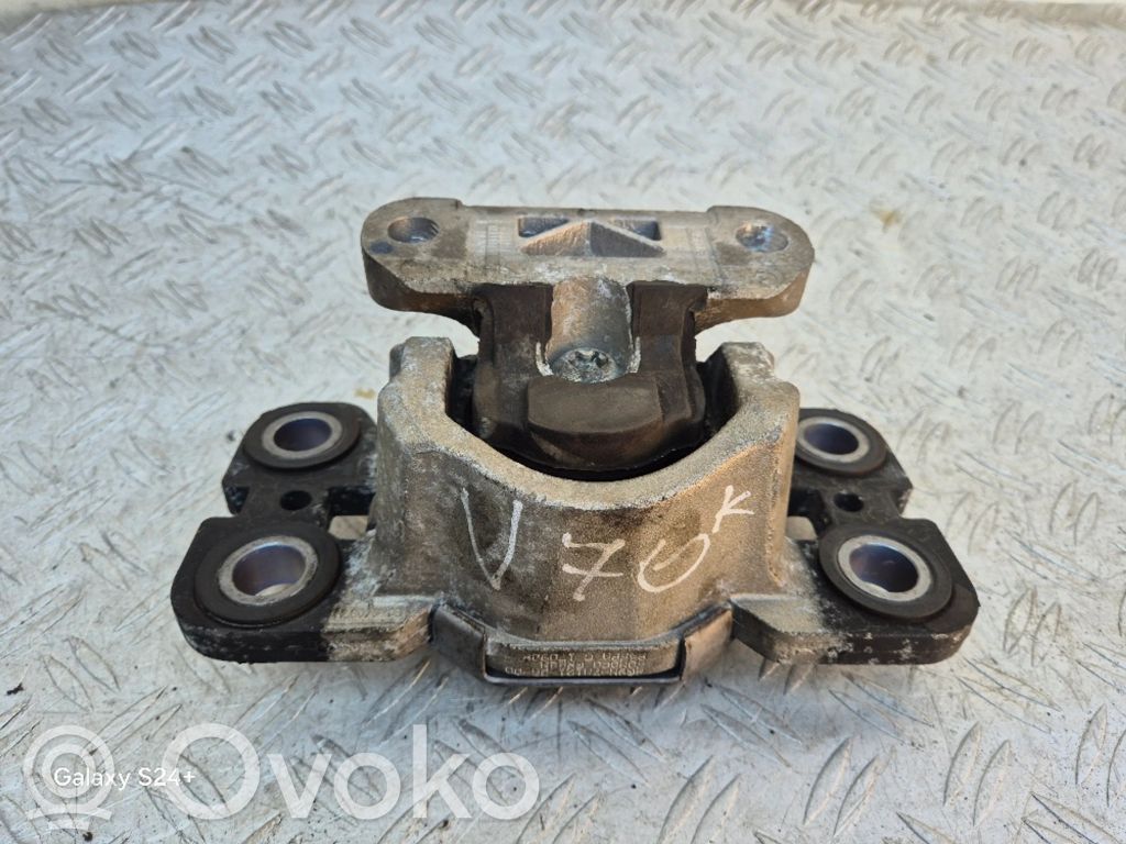 Volvo V70 Engine mount bracket 