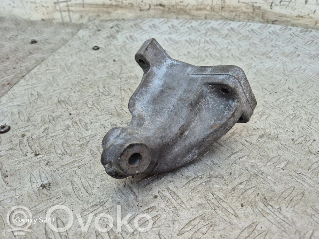Mercedes-Benz CLS C219 Engine mounting bracket 