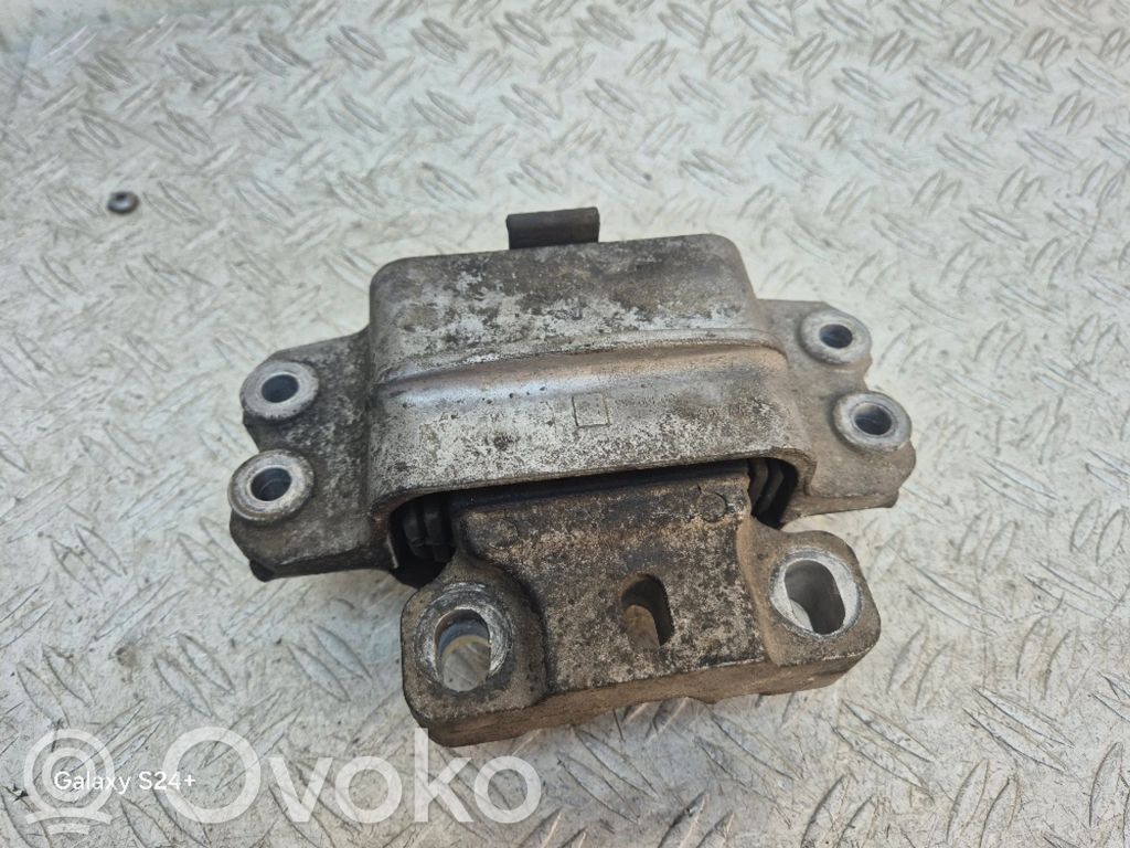 Volkswagen PASSAT B6 Engine mount bracket 
