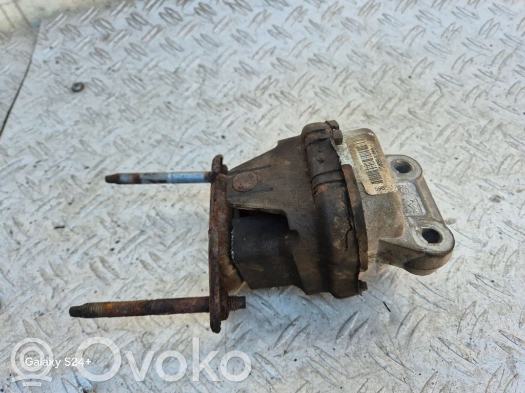 Chrysler 300 - 300C Engine mount bracket 