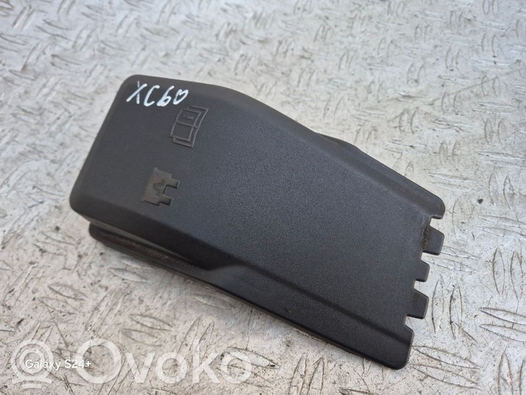 Volvo XC60 Tapa de caja de fusibles 