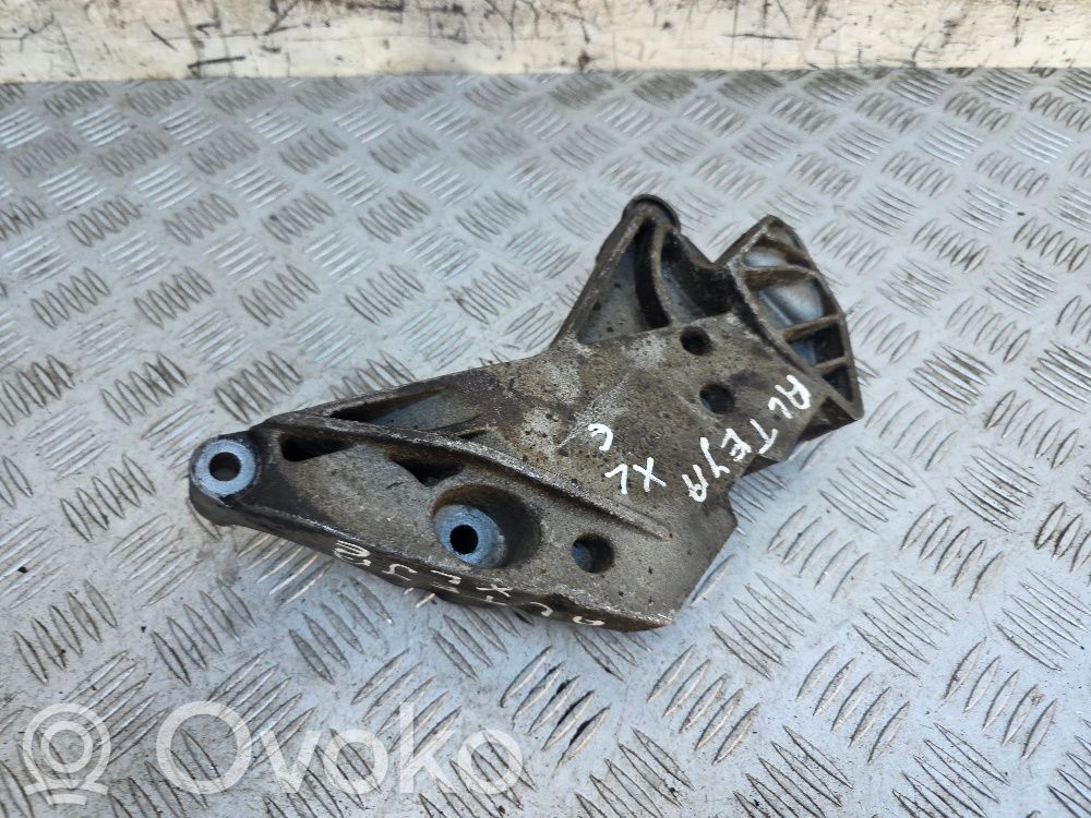 Seat Altea XL Engine mounting bracket 