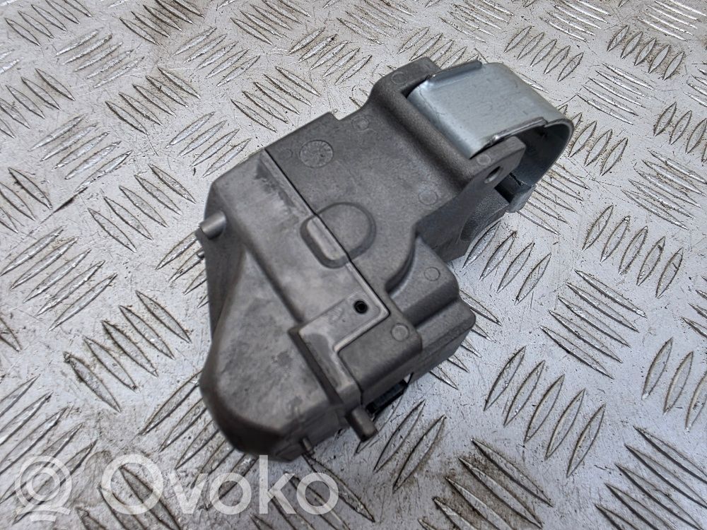 Steering wheel lock   8V213K772AF