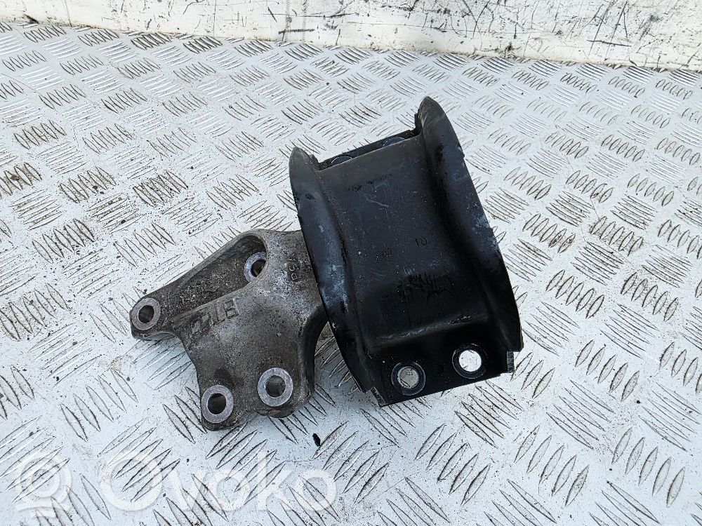 Peugeot 3008 I Engine mount bracket 