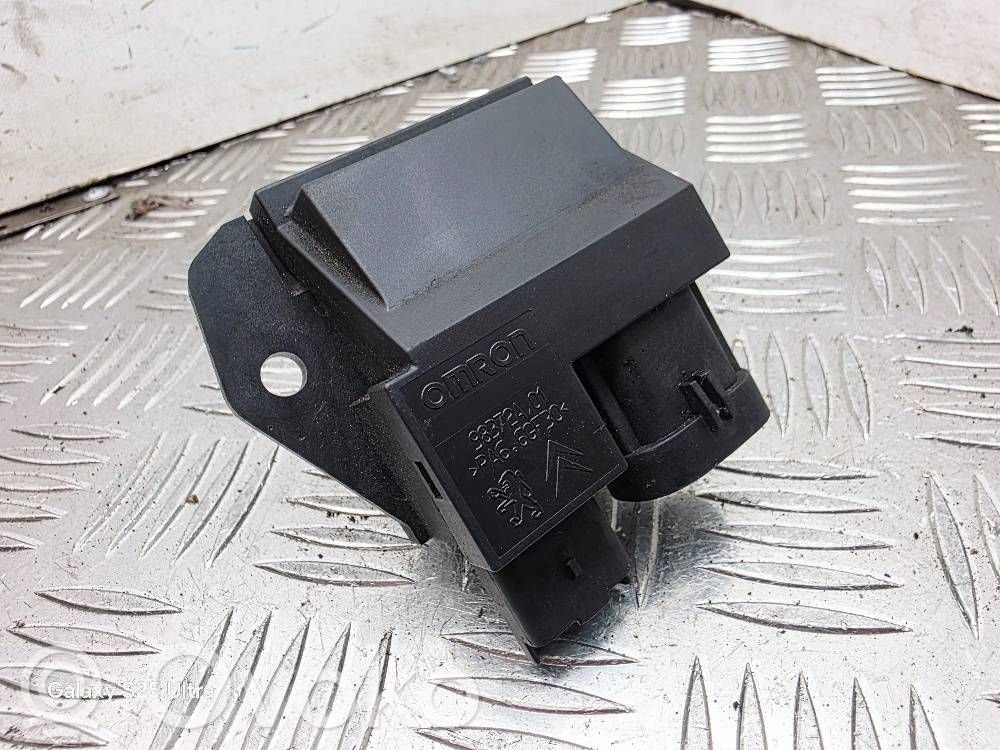 Peugeot 208 I Coolant fan relay 