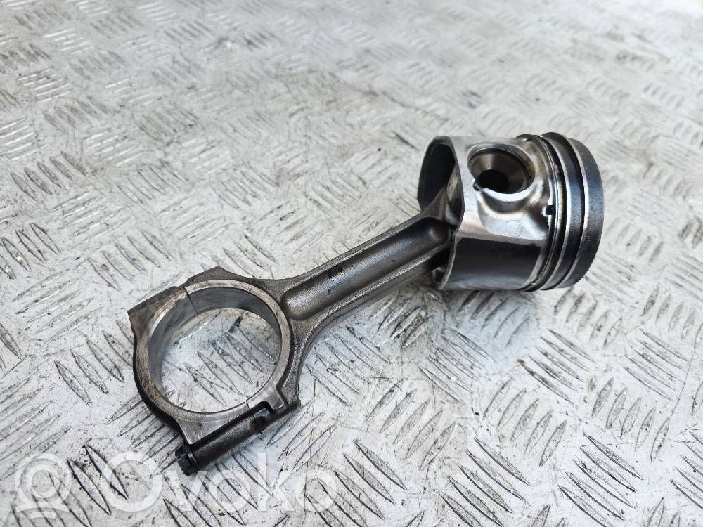 Nissan Navara D23 Piston with connecting rod 