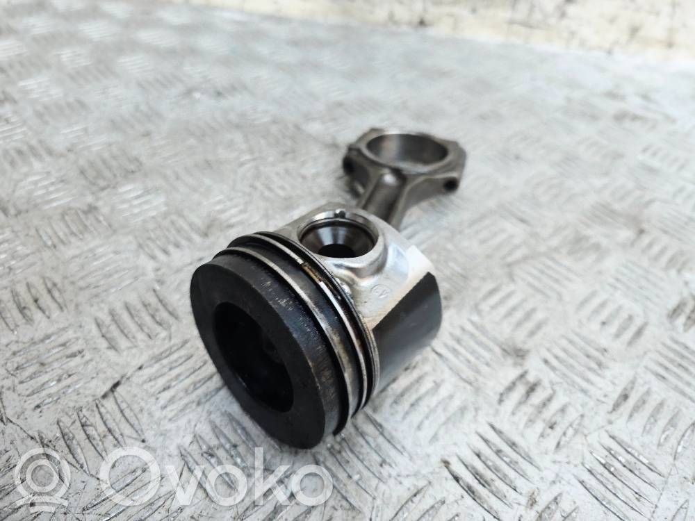 Nissan Navara D23 Piston with connecting rod 