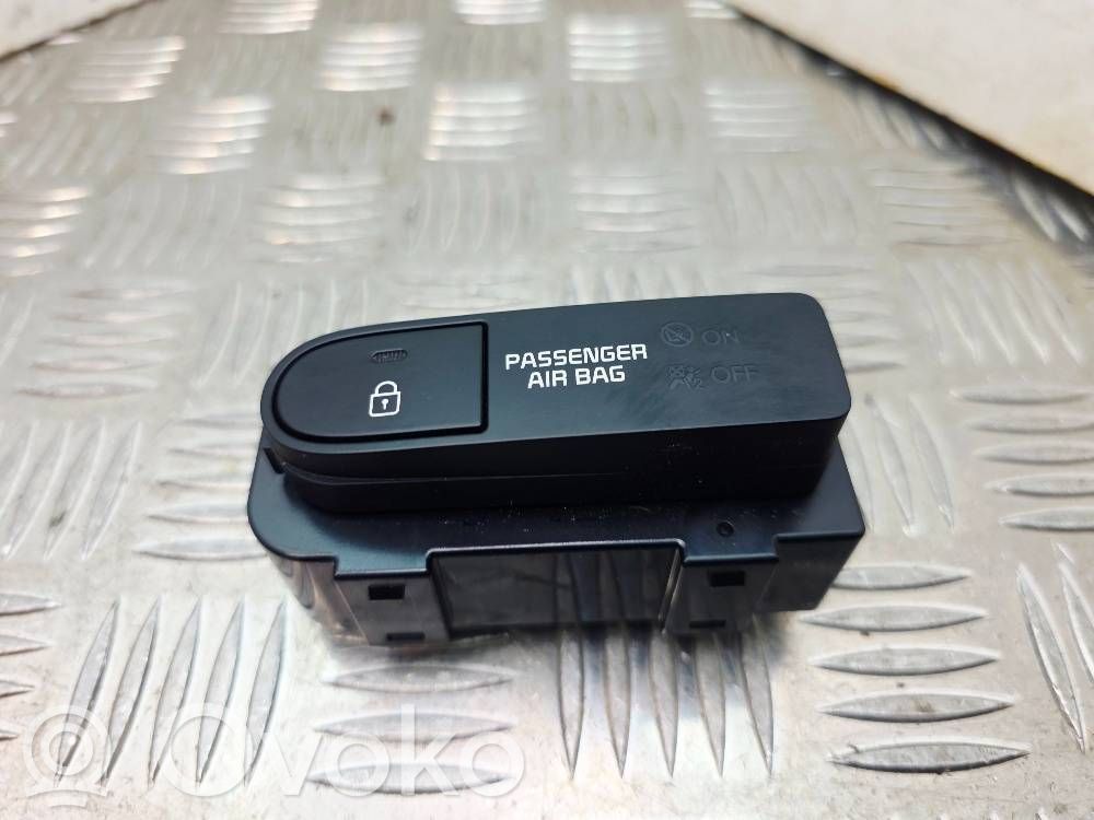 KIA Carens III Central locking switch button 