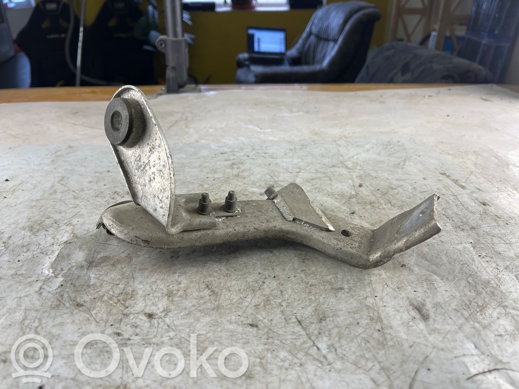 Intercooler pipe mounting bracket   4E0145814