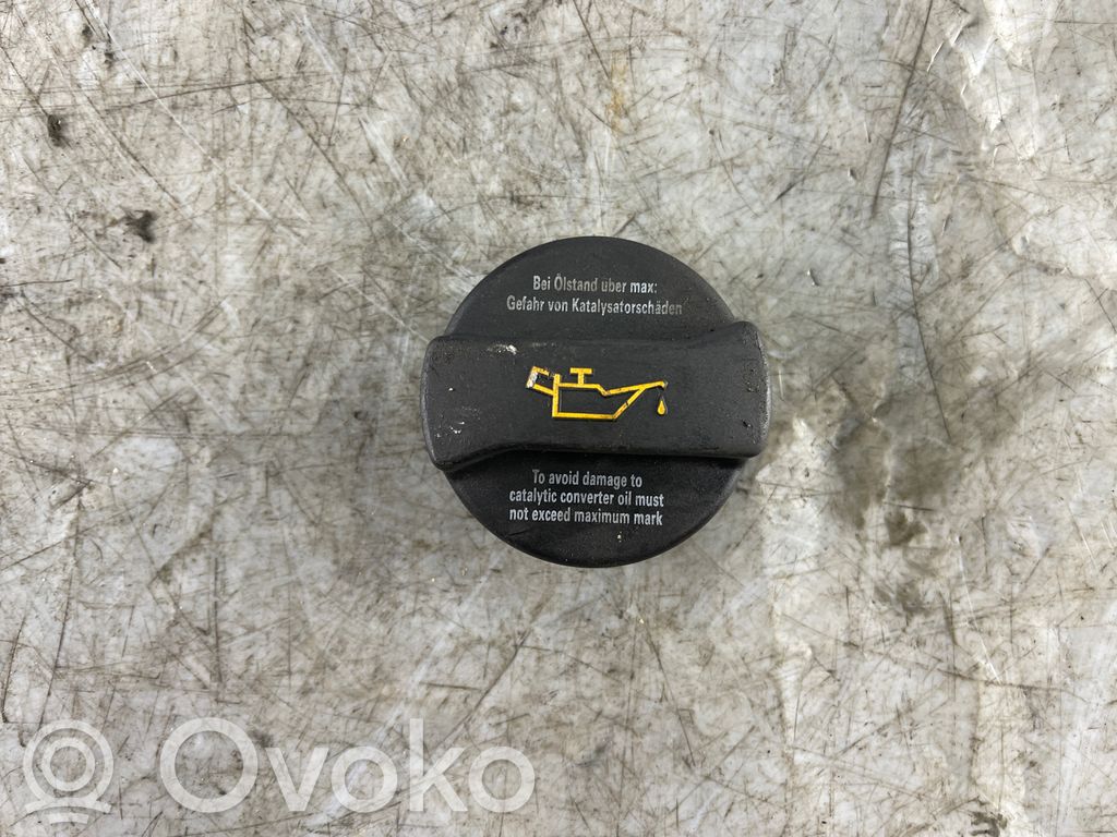 Audi A3 S3 8P Öljysäiliön täyttöaukon korkki 